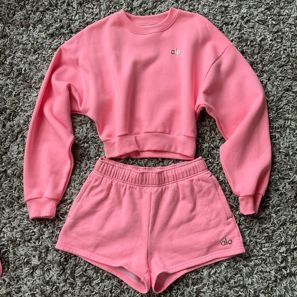 ALO YOGA Ultimate Bundle Set Neon Bubblegum Pink Crop Pullover Shorts Top & Cap - Picture 3 of 9